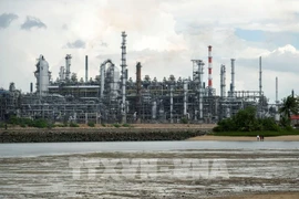 An oil refinery on Pulau Bukom Island of Singapore (Photo: Xinhua/VNA)