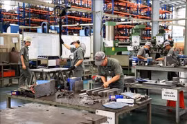 In the manufacturing sector, the profitability ratio reached 74.1%, up 3.9 points, while the loss-making ratio dropped sharply to 13%, according to JETRO. (Illustrative photo: VNA)