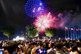 People gather in the vicinity of Bach Dang Wharf in District 1 of HCM City to enjoy New Year fireworks on January 1, 2025. (Photo: VNA)