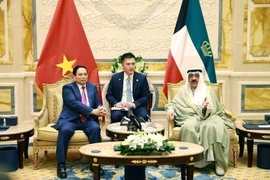 Prime Minister Pham Minh Chinh (left) and Emir Sheikh Meshal Al-Ahmad Al-Jaber Al-Sabah at their meeting in Kuwait City on November 17 (Photo: VNA)