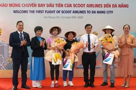 Da Nang officials welcome passengers boarding the Scoot Airlines flight on October 20. (Photo: VNA)