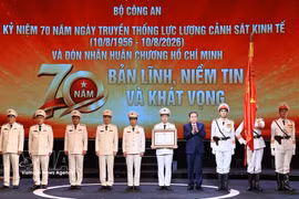 NA Chairman Tran Thanh Man presents the Ho Chi Minh Order to the Economic Police Force at the ceremony in Hanoi on August 8. (Photo: VNA)