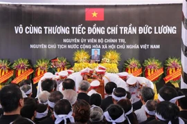 The burial ceremony at the cemetery in Dien Truong hamlet of Pho Khanh commune, Duc Pho township, Quang Ngai province, on May 25 afternoon (Photo: VNA)