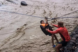 A resident in Ilocos Sur province of the Philippines is evacuated when Typhoon Ragasa hits the country's northern region on September 22, 2025. (Photo: Xinhua/VNA)
