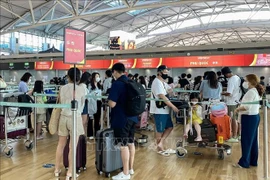 Korean passengers wait to check in at the RoK's Incheon International Airport for a flight to Vietnam's Phu Quoc Island. (Photo: VNA)