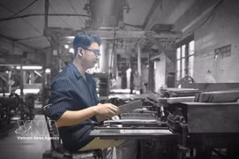 Van Phuc silk village of Hanoi is promoting digital transformation in production. (Photo: VNA)