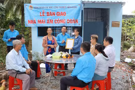 The Labour Federation of Tien Giang province symbolically hand over a new house to a disadvantage worker in Trung An commune of My Tho city. (Photo: VNA)