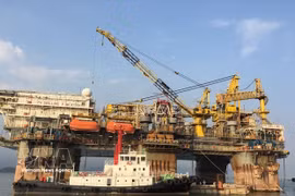 An offshore drilling platform of Petrovietnam. Petrovietnam topped the rankings with 651 trillion VND in revenue. (Photo: VNA)