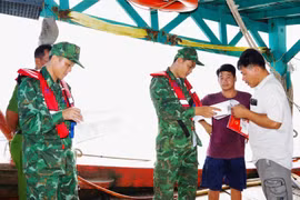 Relevant forces in Bac Lieu have coordinated to combat IUU fishing, including disseminating regulations to fishermen. (Photo: VNA)