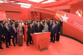 Deputy Prime Minister Mai Van Chinh, Party General Secretary and President of Laos Thongloun Sisoulith, and President of the Cambodian People’s Party and President of the Cambodian Senate Hun Sen visit a space of the Nhan Dan (People) newspaper at the exhibition on September 2. (Photo: VNA) 