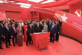 Deputy Prime Minister Mai Van Chinh, Party General Secretary and President of Laos Thongloun Sisoulith, and President of the Cambodian People’s Party and President of the Cambodian Senate Hun Sen visit a space of the Nhan Dan (People) newspaper at the exhibition on September 2. (Photo: VNA) 
