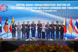 Participants pose for a group photo at the ASEAN foreign ministers’ special meeting on the current situation between Cambodia and Thailand, held in Kuala Lumpur, Malaysia, on December 22. (Photo: Vietnamese Ministry of Foreign Affairs)