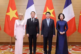 Vietnamese President Luong Cuong, his French counterpart Emmanuel Macron, and their spouses at the banquet held in honour of the French leader in Hanoi on May 26 (Photo: VNA)