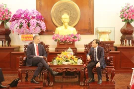 Vice Chairman of the Can Tho municipal People's Committee Nguyen Ngoc He (right) meets with French Ambassador Olivier Brochet on January 23. (Photo: VNA)