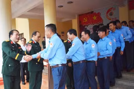 Members of Gia Lai's Team K52 bid farewell to military officials at the send-off ceremony on November 19. (Photo: VNA)