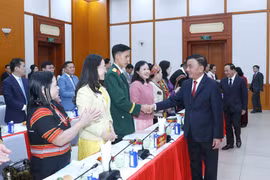 Politburo member and Permanent member of the Party Central Committee’s Secretariat Tran Cam Tu (right) meets with outstanding secretaries of grassroots Party cells nationwide in Hanoi on February 3. (Photo: VNA)