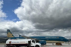 Petrolimex Aviation refuels a Vietnam Airlines aircraft at Dien Bien Airport. (Photo: petrolimex.com.vn)