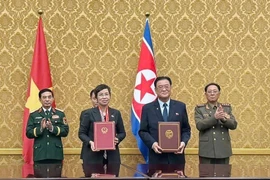 VNA General Director Vu Viet Trang (L) and KCNA President Kim Pyong Ho at the signing ceremony in Pyongyang on October 10 (Photo: VNA)