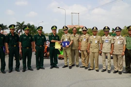 The handover ceremony at the Dinh Ba International Border Gate (Photo: VNA)