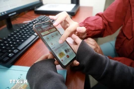 Citizens handles administrative procedures via the VNeID app. (Source: VNA)