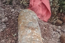 The bomb was buried about 50cm underground and found on July 8 by a resident in in Mau Son hamlet, Luc Nam commune. (Photo: VNA)