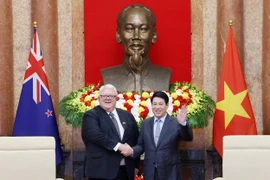 State President Luong Cuong (right) welcomes Speaker of the New Zealand House of Representatives Gerry Brownlee in Hanoi on August 29. (Photo: VNA)