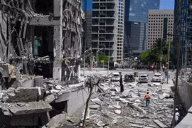 Buildings damaged in a missile attack in Ramat Gan city of Israel (Photo: Xinhua/VNA)