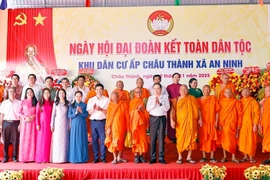 NA Chairman Tran Thanh Man (front, sixth from right) and other participants in the Great National Solidarity Festival in Chau Thanh hamlet, Can Tho's An Ninh commune, on November 9 (Photo: VNA)