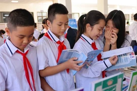 Hanoi students take part in an activity held in response to the Life-long Learning Week 2024. (Photo: VNA)