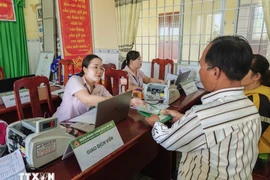 A man receives preferential loan from the Vietnam Bank for Social Policies. (Illustrative photo: VNA)