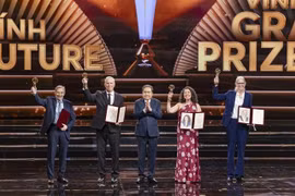 National Assembly Chairman Tran Thanh Man presents the 2025 VinFuture Grand Prize to four scientists for their discoveries and development of HPV vaccines. (Photo courtesy of the organiser)
