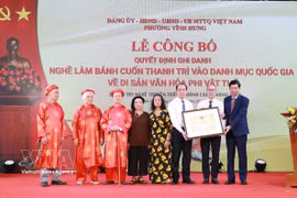 The People’s Committee of Vinh Hung ward holds a ceremony to announce the inscription of "banh cuon Thanh Tri" into the national heritage list on March 18, (Photo: VNA)