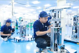 A robotic wafer conveyor assembly line in the semiconductor industry. (Photo: VNA)