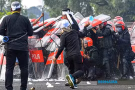 Malaysian police and servicemen in an excercise. (Photo: Bernama)
