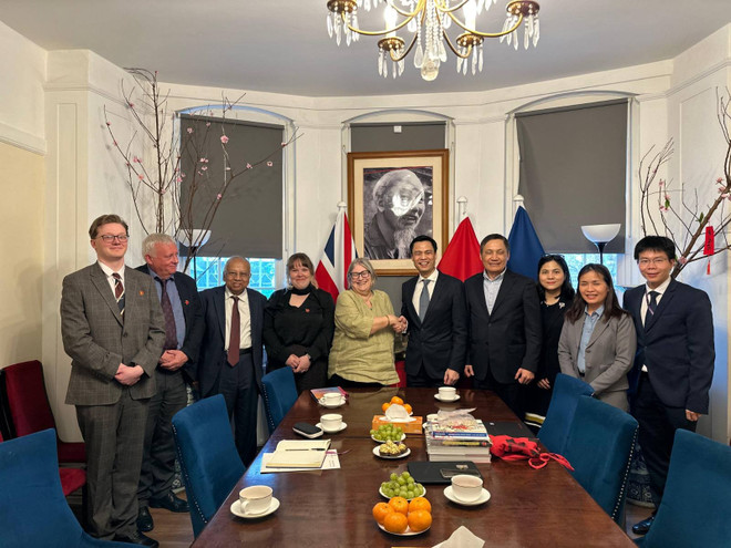 thu-truong-dang-hoang-giang-co-cuoc-gap-voi-chu-tich-dang-cong-san-anh-lorraine-douglas-va-mot-so-dang-vien.jpg