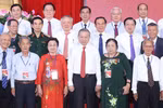 Party General Secretary To Lam (fourth from left, first row) poses for a photo with delegates. (Photo: VNA)