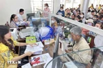 Citizens handle administrative procedures at the Can Tho City Public Administrative Service Centre. (Photo: VNA) 