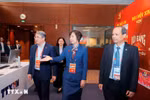 Member of the Party Central Committee and Minister of Justice Nguyen Hai Ninh (L) visits the working area of the Vietnam News Agency at the press centre of the 14th National Party Congress. (Photo: VNA)