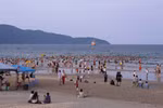 Da Nang beach attracts a large number of visitors (Photo: VNA)