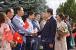 National Assembly Chairman Tran Thanh Man and his spouse meet with officials and staff of the Vietnamese Mission to the United Nations and other international organisations in Geneva, the Embassy of Vietnam, and the Vietnamese community in Switzerland on July 27. (Photo: VNA) 