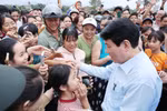 State President Luong Cuong visits local residents in Go Noi commune in the central city of Da Nang. (Photo: VNA)