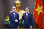 Prime Minister Le Minh Hung (R) receives Russian Ambassador to Vietnam Gennady Bezdetko (Photo: VNA)