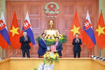 Vietnamese Prime Minister Le Minh Hung (R, back row) and his Slovak counterpart Robert Fico witness the exchange of the memorandum of understanding (MoU) between the Vietnamese Ministry of National Defence and the Slovak Ministry of Defence on cooperation in the defence industry. (Photo: VNA)