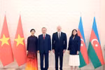 Azerbaijani President Ilham Aliyev (second from right) and his spouse hosts an official welcome ceremony for Party General Secretary To Lam and his spouse (Photo: VNA)