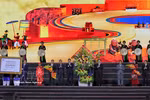Politburo member, Secretary of the Party Central Committee and Chairman of its Commission for Inspection Tran Sy Thanh; and Deputy Prime Minister Mai Van Chinh congratulate Bac Ninh province. (Photo: VNA)