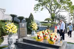 General Secretary of the Communist Party of Vietnam Central Committee and State President To Lam pays tribute to late Party General Secretary Ha Huy Tap (Photo: VNA)