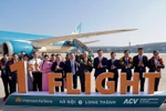Vietnam Airlines's first passenger flight to Long Thanh carries Deputy Prime Minister Nguyen Hoa Binh (sixth from right) and nearly 100 passengers (Photo: VNA)