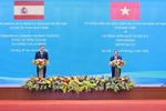Prime Minister Pham Minh Chinh (R) and his Spanish counterpart Pedro Sánchez co-chair a joint press conference in Hanoi on April 9. (Photo: VNA)