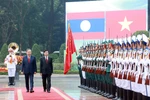 General Secretary of the Communist Party of Vietnam Central Committee To Lam (L) and General Secretary of the Lao People’s Revolutionary Party (LPRP) Central Committee and President of Laos Thongloun Sisoulith review the guard of honour. (Photo: VNA)