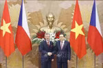 Chairman of the Vietnamese National Assembly Tran Thanh Man (R) welcomes President of the Senate of the Parliament of the Czech Republic Milos Vystrcil in Hanoi on November 21. (Photo: VNA)